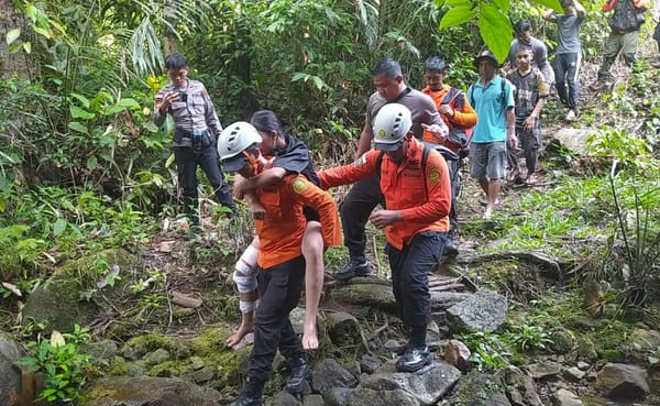 Pendakian Gunung Bawang Ditutup Warga Gelar Ritual Adat