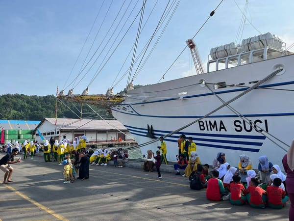 Warga Antusias Naiki KRI Bima Suci di Pelabuhan Teluk Bayur, Padang