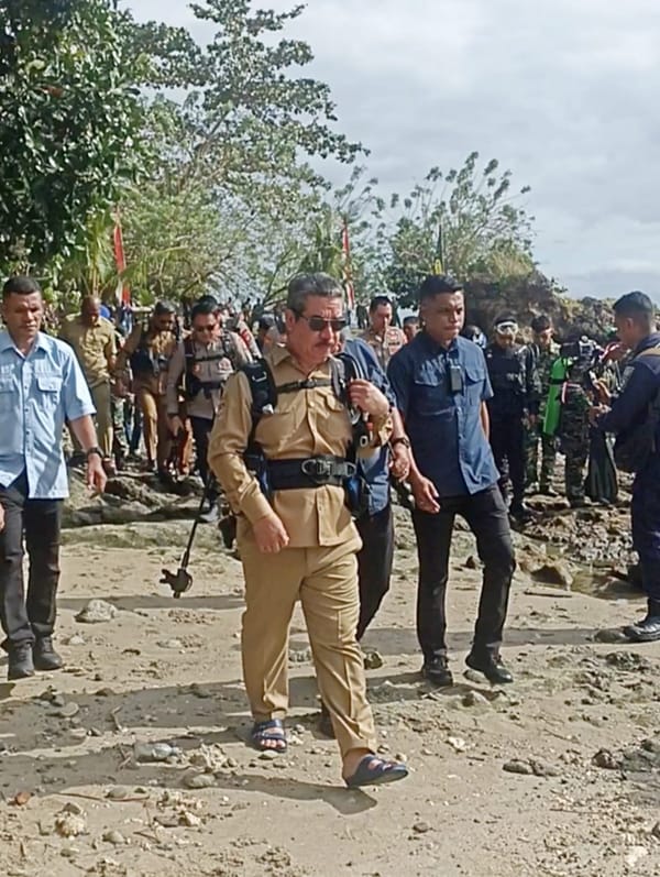 Gubernur Maluku kibarkan Bendera Merah Putih di laut Tulehu ; Kejayaan Maritim Indonesia