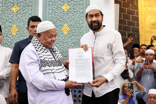 Gubernur Mualem Kukuhkan Abu Paya Pasi Sebagai Imam Besar Masjid Raya Baiturrahman