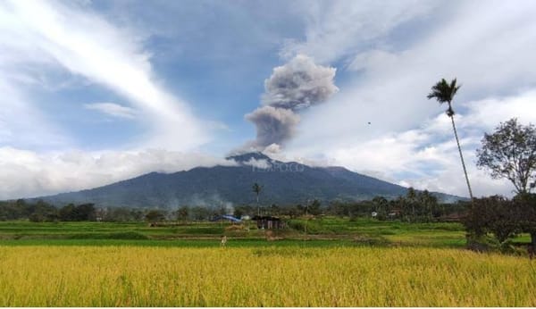 Gunung Marapi di Sumatera Barat Masih Berstatus Waspada