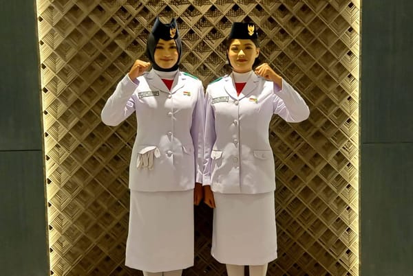 Siti dan Velly, Pembawa Baki Bendera di Upacara HUT RI ke-80 Kota Padang: Gugup, Bangga, dan Haru