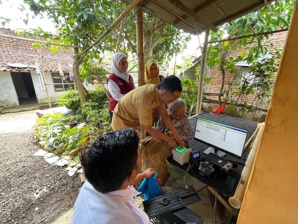 KTP-el Jadi Kunci Akses Bansos, Lansia di Jember Akhirnya Terdaftar