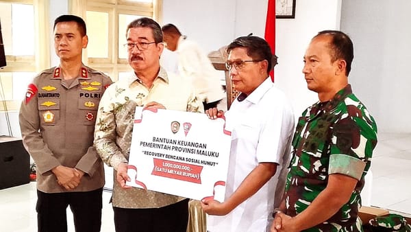 Gubernur Maluku Serahkan Bantuan Rp.2 Miliar  untuk Recovery Bencana Sosial di Hunuth dan Masihulan.