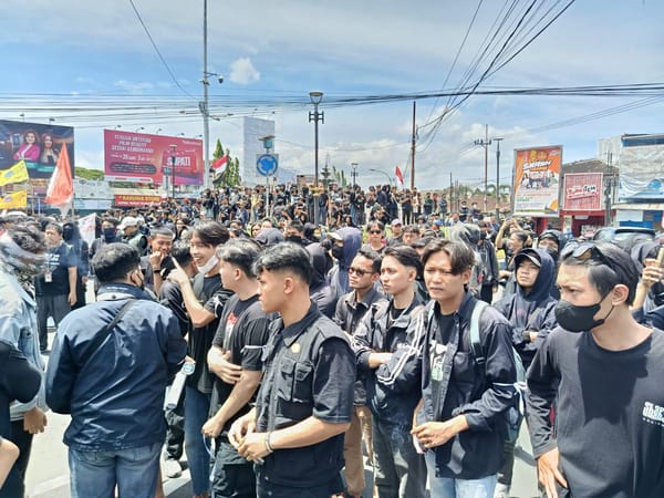 Ratusan Mahasiswa Yang Tergabung Dalam Amarah Masyarakat Jember (AMJ) Unjuk Rasa di Mapolres