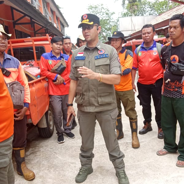 Brifing persiapan patroli darat di pimpin personil dari BNPB 