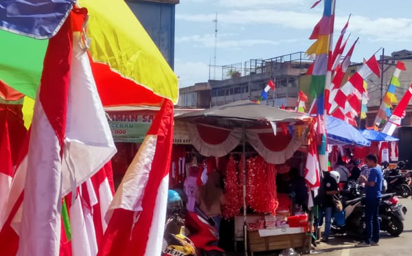 Pernak-Pernik Kemerdekaan Warnai Pasar Baru Jelang HUT ke-80 Republik Indonesia