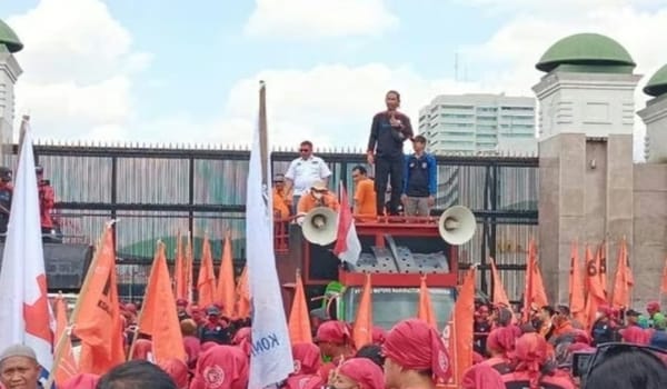 Tiga Ketum Partai Menonaktifkan Anggota Partai Juga Sebagai Anggota DPR-RI
