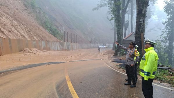 Hujan Deras Akibatkan Tanah Longsor di Lumajang