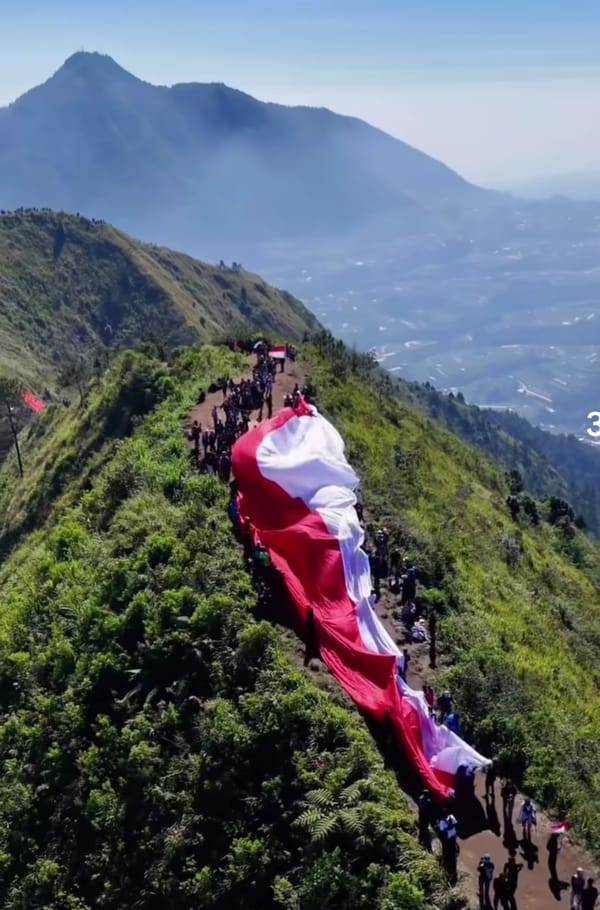 Merah Putih Sepanjang 1000 Meter Membentang di Puncak Gunung Andong