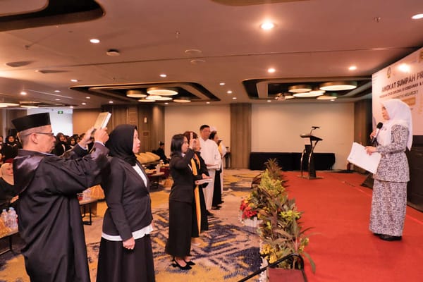 Pengambilan Sumpah Profesi Bidan Universitas Mega Rezky Makassar