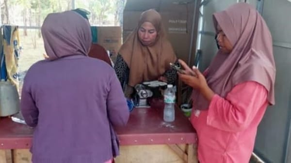 UMKM Poklashar Sumur Tumpang Giligenting Uji Coba Kerupuk Teri Krispi