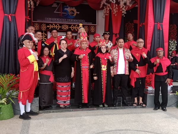 Walikota dan Wakil Walikota Ambon Sandang Gelar Adat dari Majelis Latupati