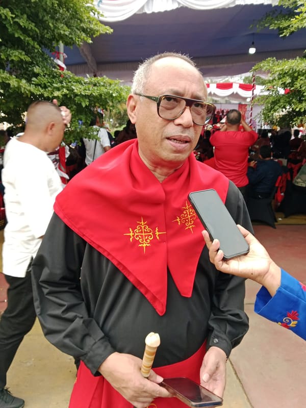 Reza : "Makna Kain Gandong dan Tradisi Adat Maluku, dalam Upacara HUT Kota Ambon"