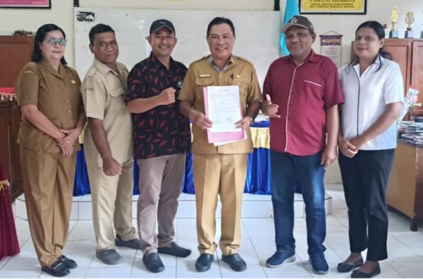 Anggota DPR Mercy Barends Serahkan Bantuan Program Indonesia Pintar di Ambon