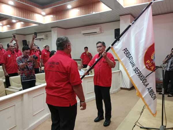 Wali Kota Ambon Lantik Pengurus PSA 2025–2029, Johan Lewerissa Janji Kembalikan Kejayaan Sepak Bola Ambon.