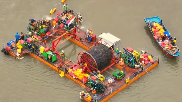 Kabel laut untuk memperkuat kelistrikan di Pulau Nusakambangan mulai dipasang. (Foto : Humas PLN IUD Jateng DIY)
