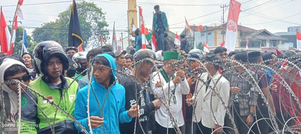 Tertahan Barikade Polisi, Massa ALM Tetap Bertahan Sambil Menyuarakan 13 Tuntutan