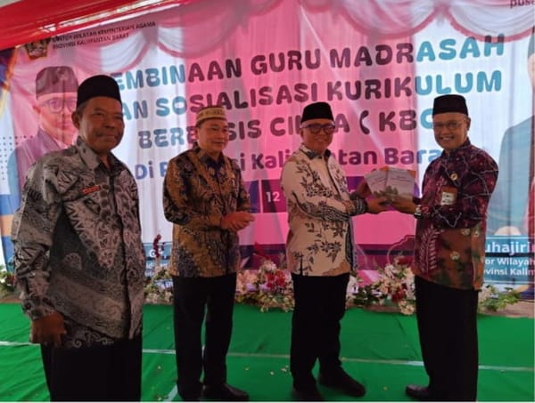 Sosialisasi KBC, Kepala MAN 1 Pontianak Serahkan Buku Karyanya ke Sesditjen Pendis
