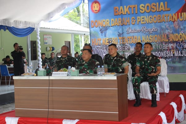 Babinsa Koramil Pahandut Dampingi Warga Ikuti Pengobatan Gratis dan Sunatan Massal HUT TNI ke-80