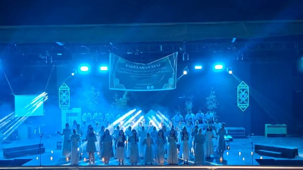 Lampu, Puisi, dan Tarian: Malam Seni Mahasiswa Meriahkan Dies Natalis PBSI FKIP UPR