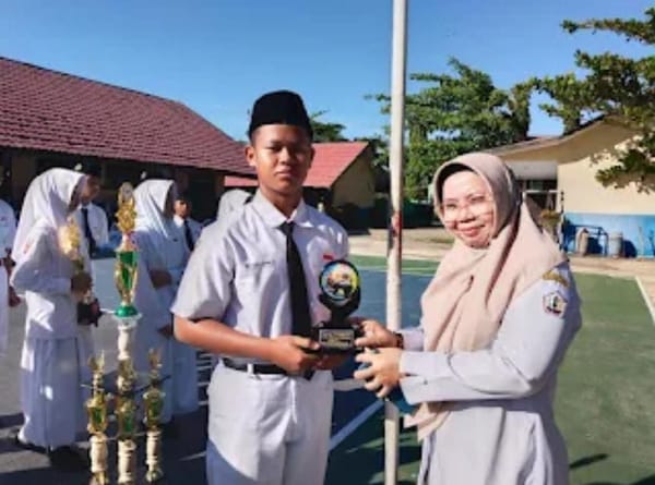 Harumkan Nama Madrasah : Tim Pramuka MTsN 1 Batola Serahkan 6 Trofi
