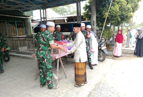 Babinsa Bantu Warga Panen Cabe Keriting di Anduhum, Bukti Kedekatan TNI-Rakyat