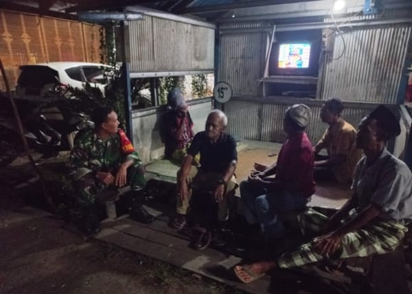 Jaga Kamtibmas , Babinsa Koramil 1002-06/Barabai-KalSel Bersama Warga Ronda Poskamling