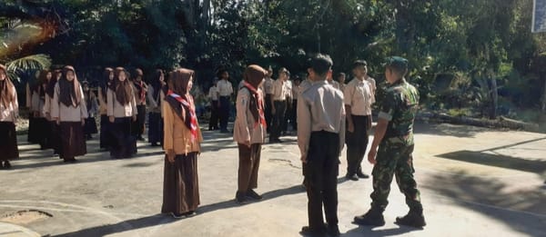 Babinsa Koramil 1002-04/Las Bina Disiplin Pramuka di SMPN 9 Barabai - Kalsel