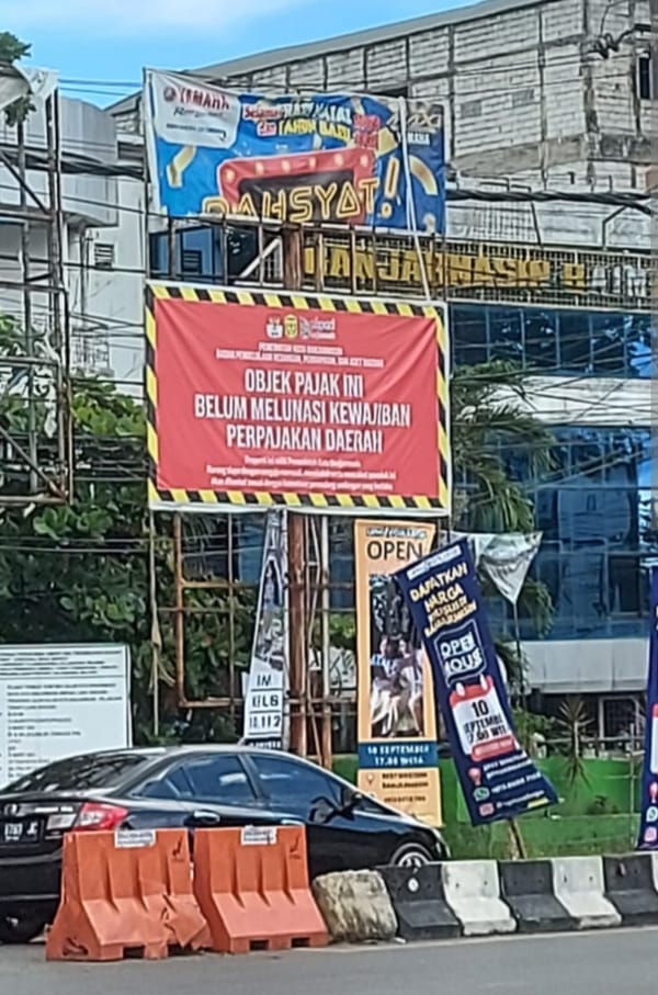 BPKPAD Banjarmasin Pasang Stiker Untuk Yang Tidak Taat Pajak