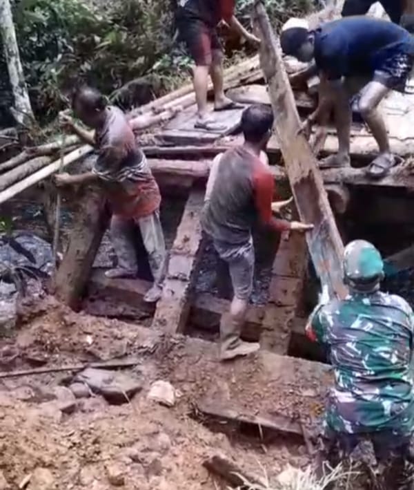 Babinsa Koramil 1002-07/Batu Benawa Bersama Warga Patikalain Perbaiki Jembatan Longsor