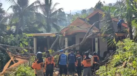 Pemkab Madiun Berikan Bantuan Pangan bagi 53 Keluarga Terdampak Angin Puting Beliung