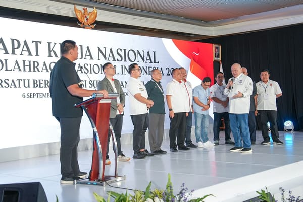 Menpora Dito mendengarkan paparan Ketua PP Muaythai Indonesiathai Ketua PP. Muaythai Indonesia yang juga anggota DPD RI LaNyalla. ( foto Biro Pers & informasi LaNyalla) 