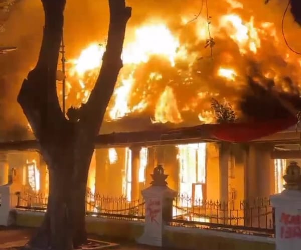 Gedung Negara Grahadi Dibakar Demontras.