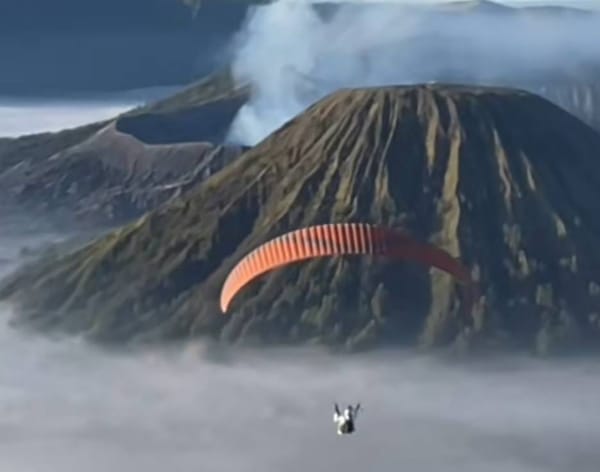 Aktivitas Paralayang Dikawasan Gunung Bromo Tidak Memiliki Izin.