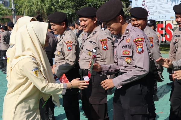 Siswa MAN Kota Batu Tebar Semangat Kebersamaan untuk Polres Batu