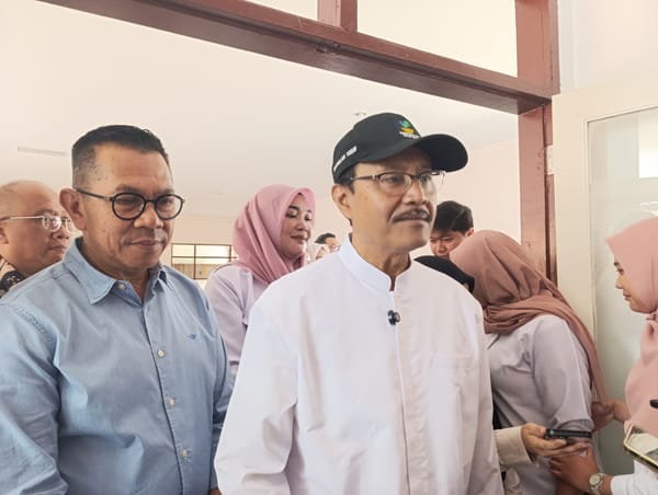 Si Kembar Sekolah Rakyat Harumkan Nama, Mensos Ajak Anak Indonesia Gali Talenta