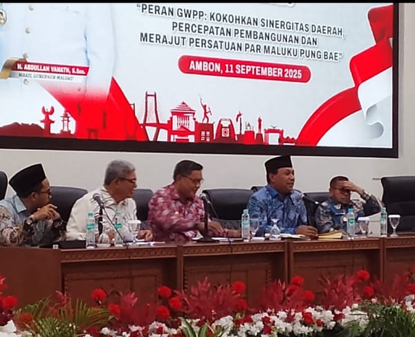 Walikota Ambon Bodewin Wattimena, mengaktifkan kembali siskamling  di desa dan kelurahan.