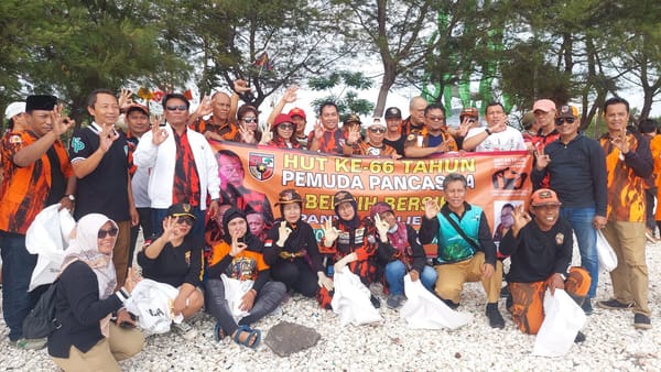 180 Kader Pemuda Pancasila Kota Surabaya Gelar Aksi Bersih-Bersih Pantai Kenjeran.
