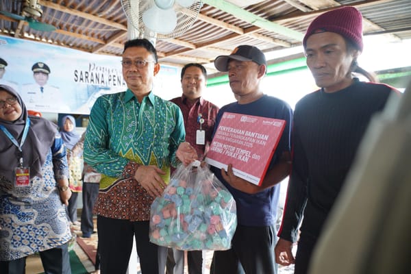 Lima Kelompok Nelayan Kota Pontianak Terima 18 Paket Bantuan