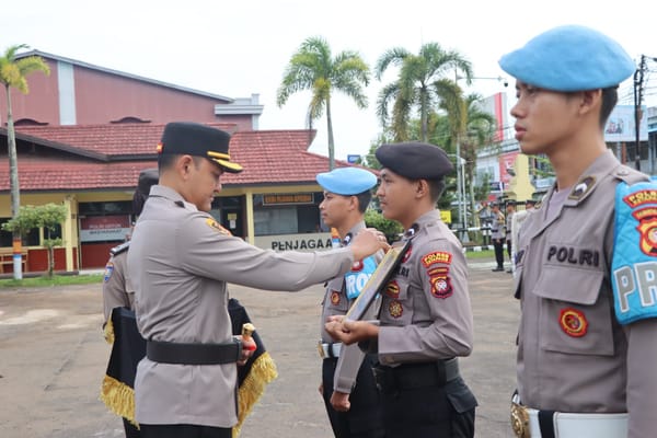 Polres Ketapang Gelar Upacara PTDH, Tegaskan Komitmen Jaga Marwah Institusi