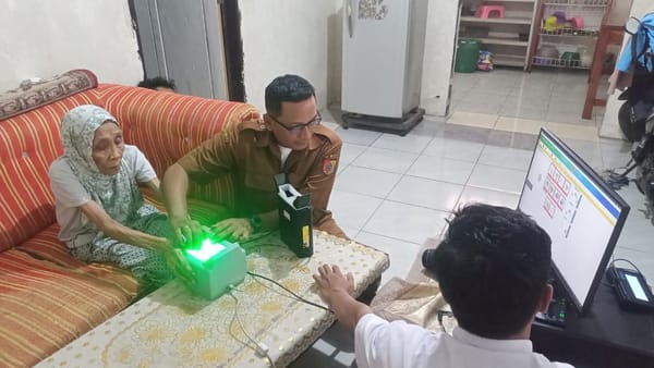 Tim Peduli Kamu Rekam Lansia 80 Tahun di Kecamatan Jenggawah Jember