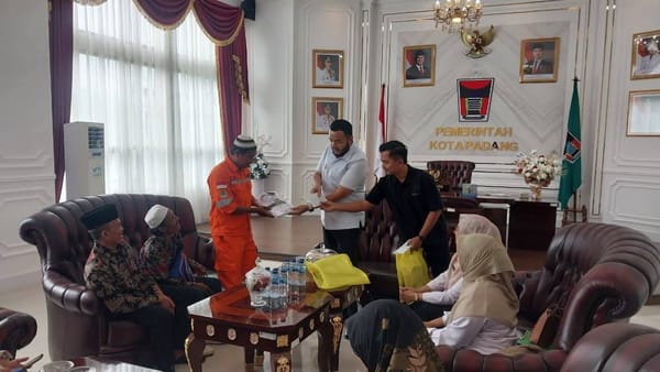 Hadiah Paket Umrah Gratis dari Walikota Padang untuk Petugas DLH dan TRC Dinas PUPR