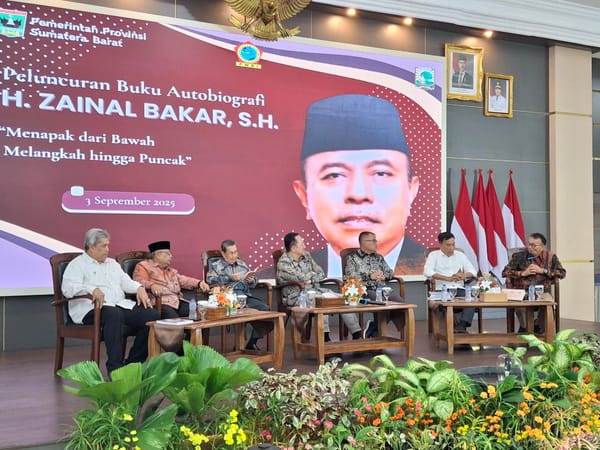 Gubernur Mahyeldi Apresiasi Buku Otobiografi H. Zainal Bakar dan Transformasi Pengalaman untuk Generasi Muda