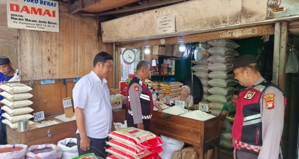 Polsek Matraman Cek Harga Sembako Di Pasar Palmeriam Jakarta Timur