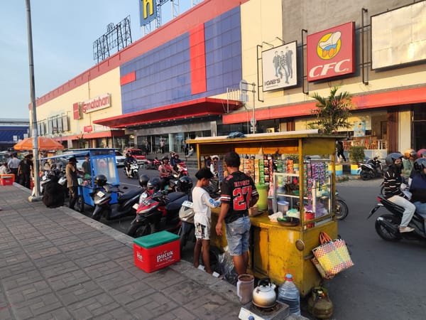 Situasi Kondusif Pedagang Mulai Berjualan di Alun-alun Kota Pekalongan