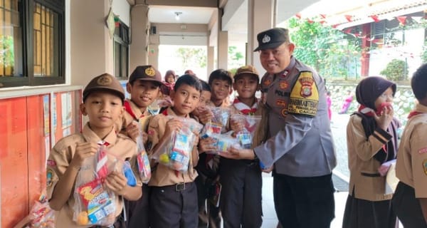 Polsek Cakung dukung pembagian makanan bergizi untuk ribuan siswa dari TK sampai SMA