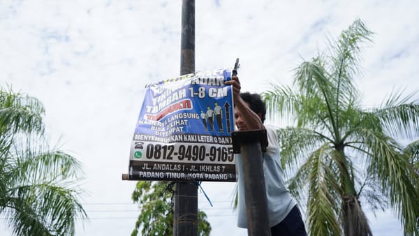 Merusak Estetika Kota, Spanduk Liar di Padang Ditertibkan