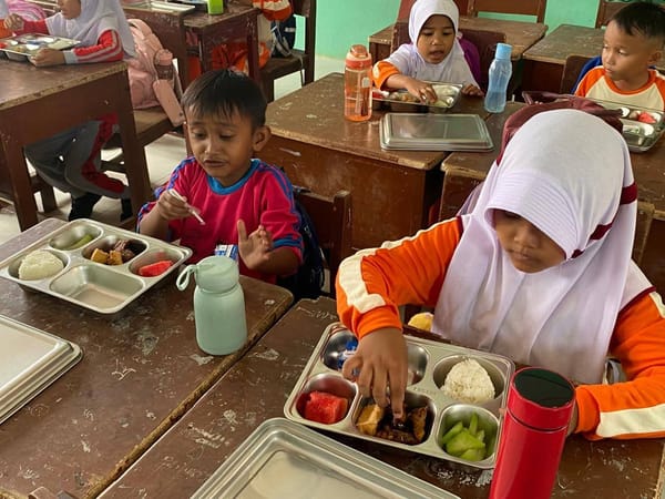 Makan Bergizi Gratis di SDN 09 Air Pacah Padang, Kata Murid: Enak Banget!