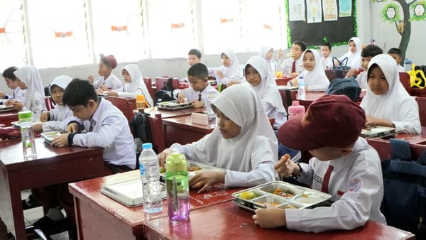Pelajar SD Semen Padang Bahagia Dapat Menu Sehat Gratis